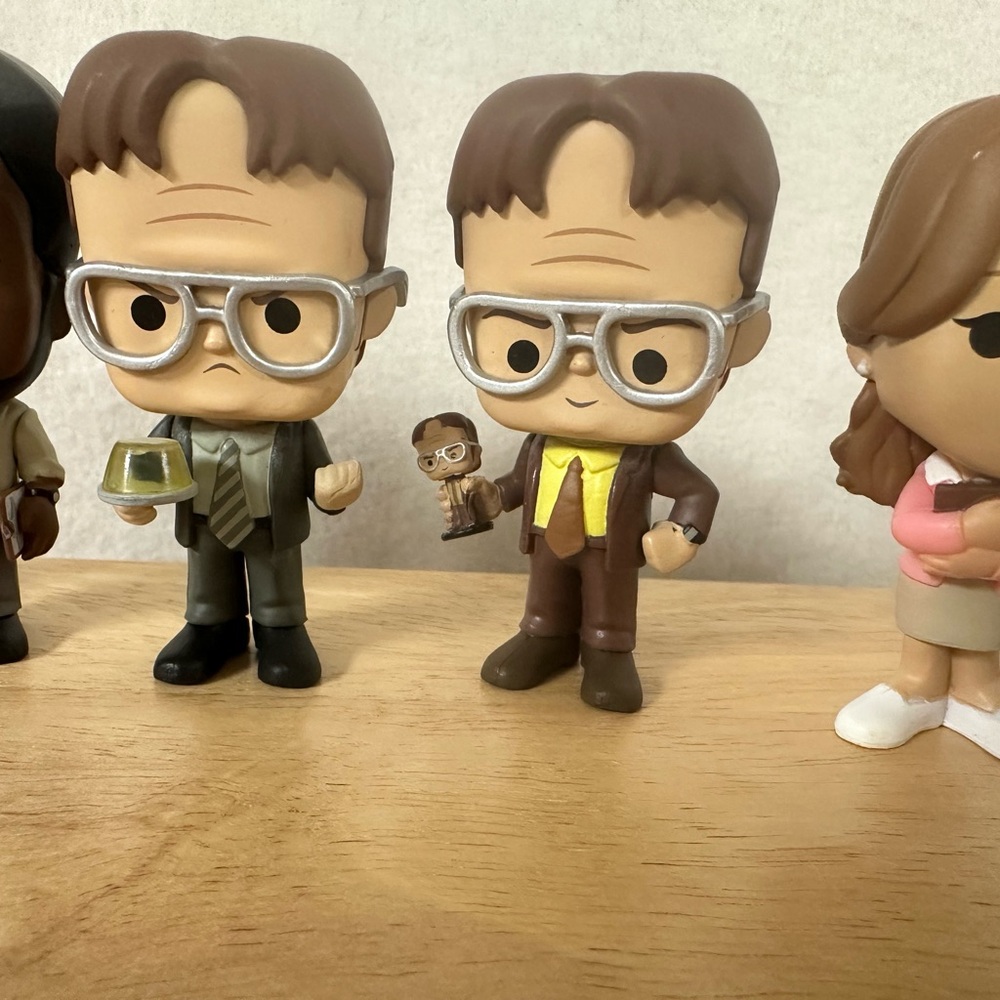 Funko Mystery Minis The Office Vinyl Figure Lot Of 6 - Dwight Kelly Jim Pam - Picture 3 of 4